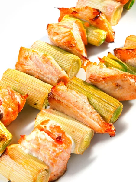 Salmon skewers with leek — Stock Photo, Image