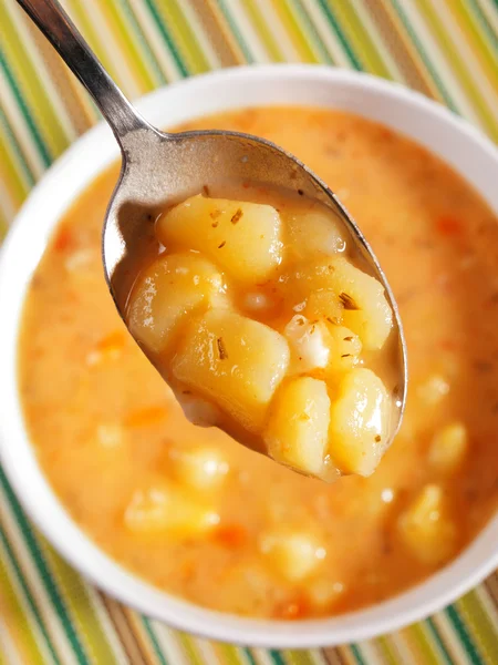 Sopa de batata com colher — Fotografia de Stock