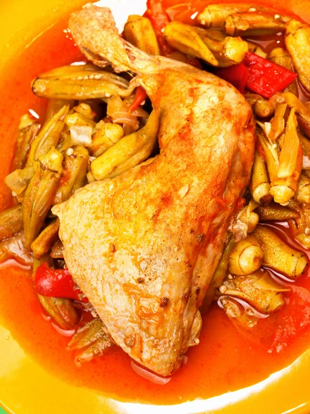 Chicken with okra close-up — Stock Photo, Image
