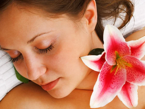 Jeune femme dans un studio spa — Photo