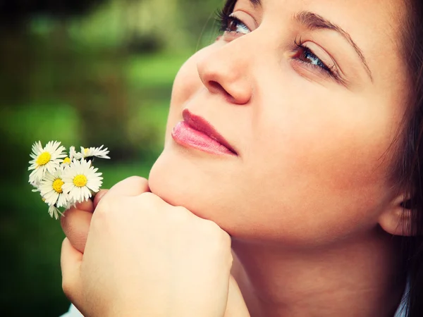 Giovane donna con camomille — Foto Stock