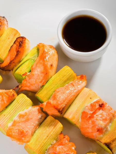 Zalm Spiesjes met prei — Stockfoto