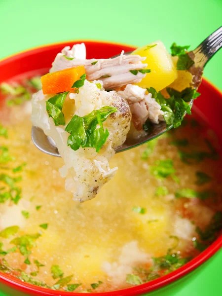 Gemüsesuppe mit Löffel — Stockfoto