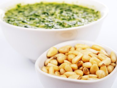 Pesto sos üzerine beyaz izole