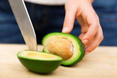 Genç kadın soyma avokado