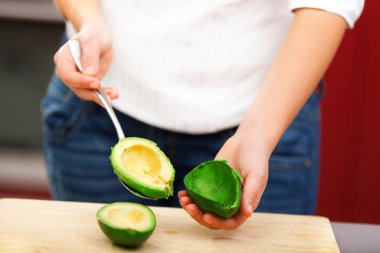 Genç kadın soyma avokado