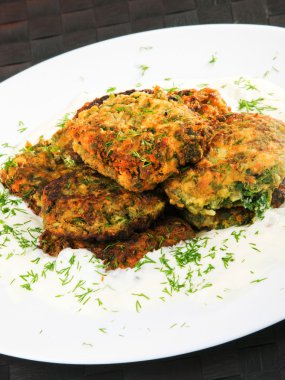 Kızarmış köfte otlar ile