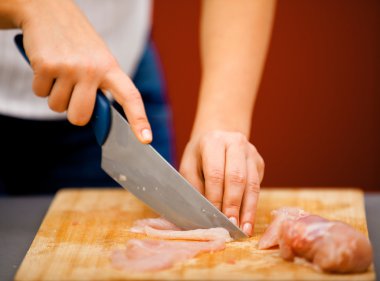 Genç kadın kesme et