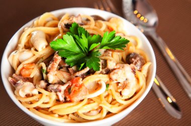 Deniz mahsulleri spagetti zeytinli