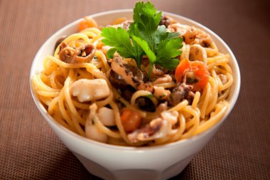 Deniz mahsulleri spagetti zeytinli