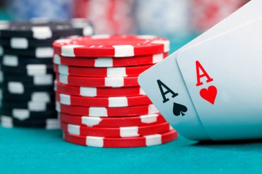 İki as ve kumar fişleri