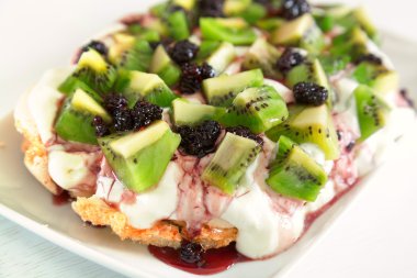 Pavlova kivi ve çilek ile