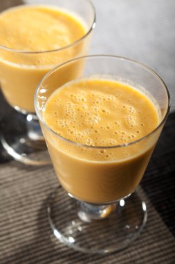 Avokado ve narenciye güler yüzlü