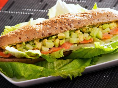 Somon ve avokado ile sandviç.