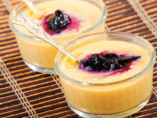 Crema alla vaniglia con mirtilli — Foto Stock