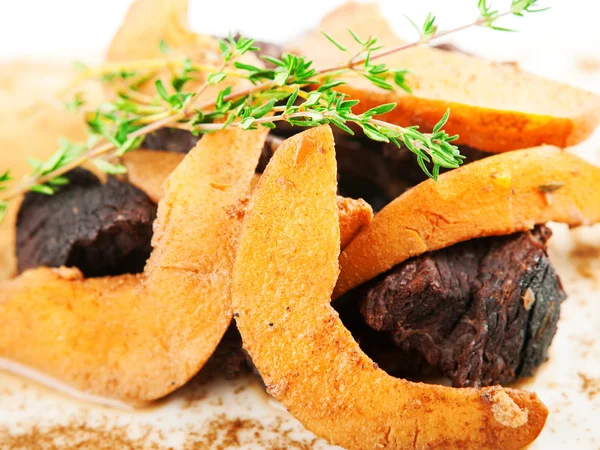 Beef with quinces and herbs — Stock Photo, Image