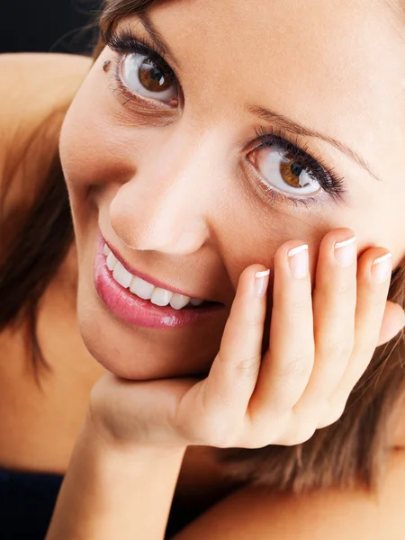 Mujer joven con manicura — Foto de Stock