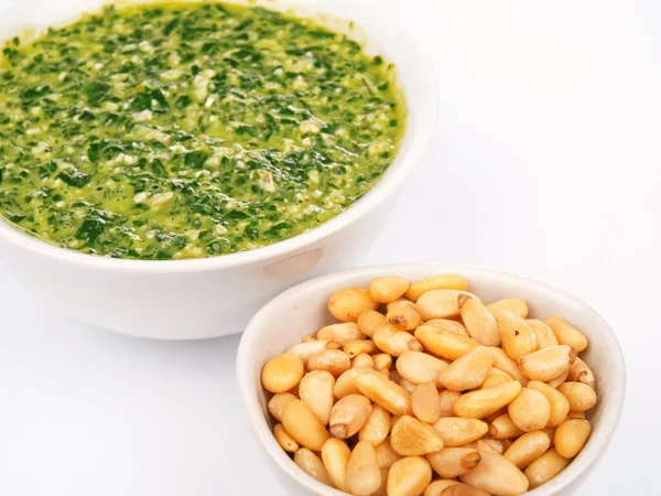 Salsa al pesto isolata su bianco — Foto Stock