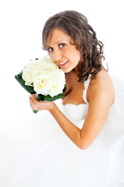 Junge Braut mit Brautstrauß — Stockfoto