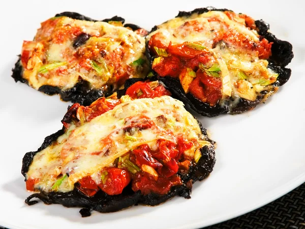 Champiñones portobello rellenos con tomates — Foto de Stock