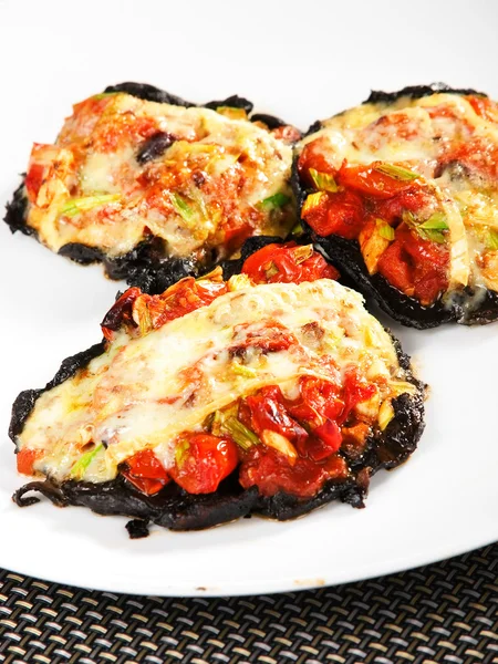 Gevulde portobello champignons met tomaten — Stockfoto