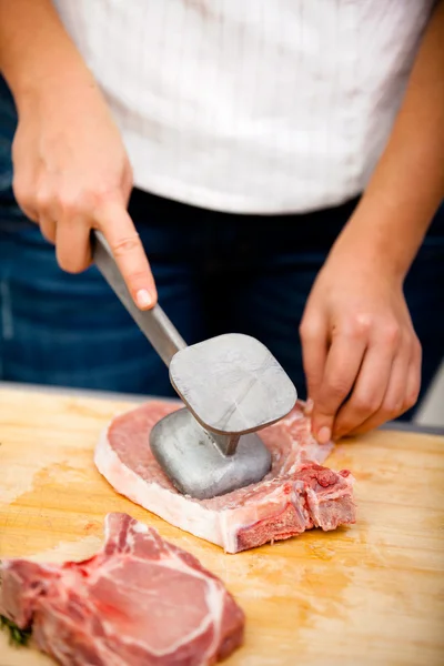 Mladá žena bije steak — Stock fotografie