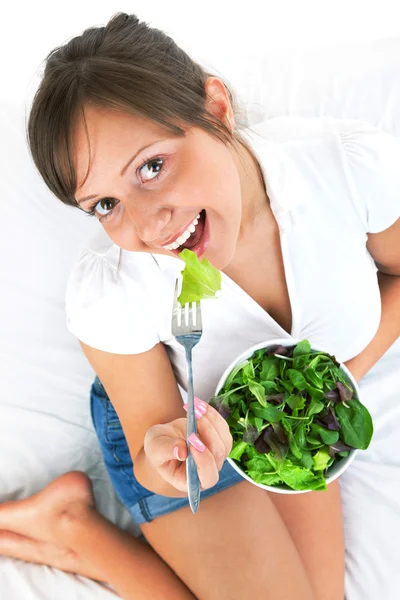 Jovem mulher comendo salada — Fotografia de Stock