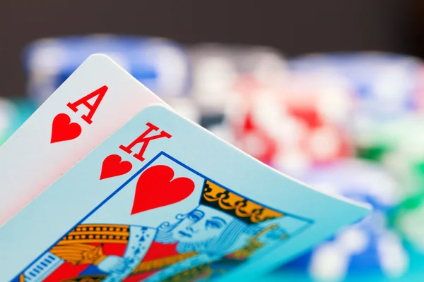 Ass und König mit Glücksspielchips — Stockfoto