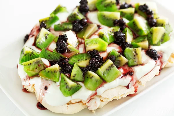 Pavlova with kiwi and berries — Stock Photo, Image