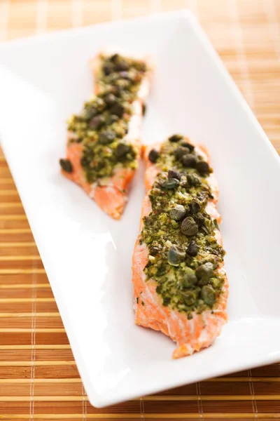 Salmone al forno con pesto — Foto Stock