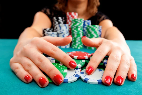 Giovane donna con chip di gioco — Foto Stock