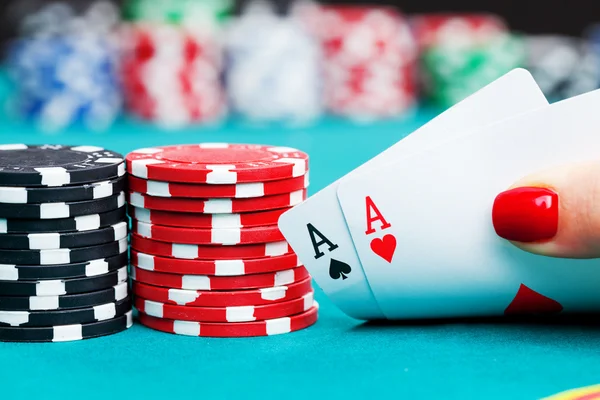 Zwei Asse und Glücksspielchips — Stockfoto