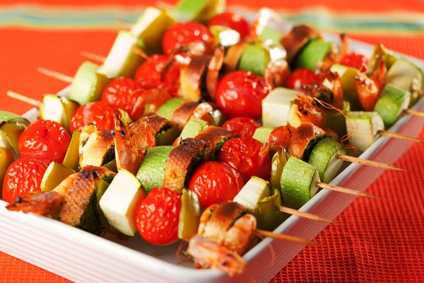 Shrimps and vegetables skewers — Stock Photo, Image