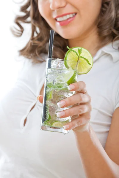 Genç kızla mojito — Stok fotoğraf