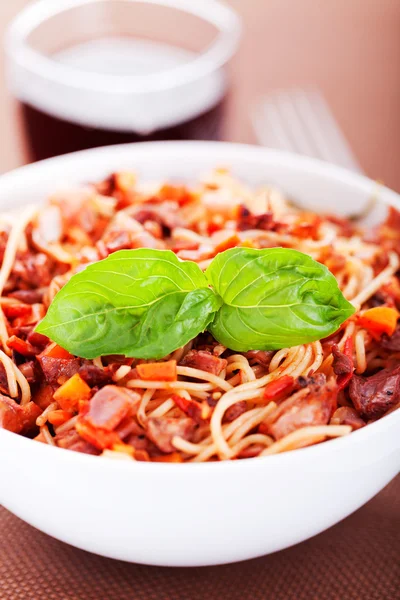 Espaguetis con conejo y tomates —  Fotos de Stock