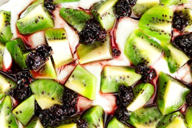 Pavlova kivi ve çilek ile