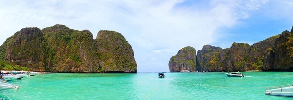 Lanchas rápidas cerca de Maya Bay, Tailandia — Foto de Stock