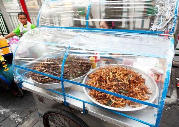 Giovane donna tailandese che vende street food — Foto Stock