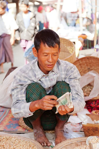 Hombre birmano vendiendo nueces y frijoles — Foto de Stock