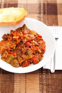 Kızarmış patlıcan soslu