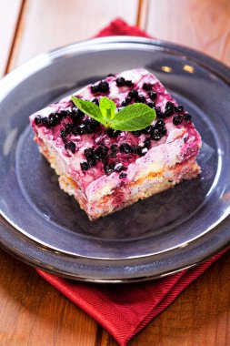 Yaban mersini tiramisu tatlısı