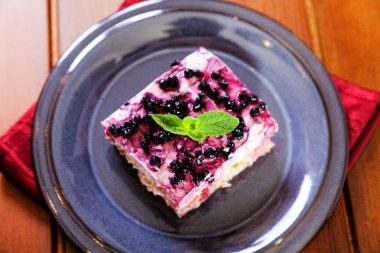 Yaban mersini tiramisu tatlısı