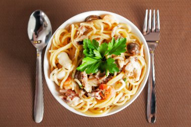 Deniz ürünleri makarna spagetti