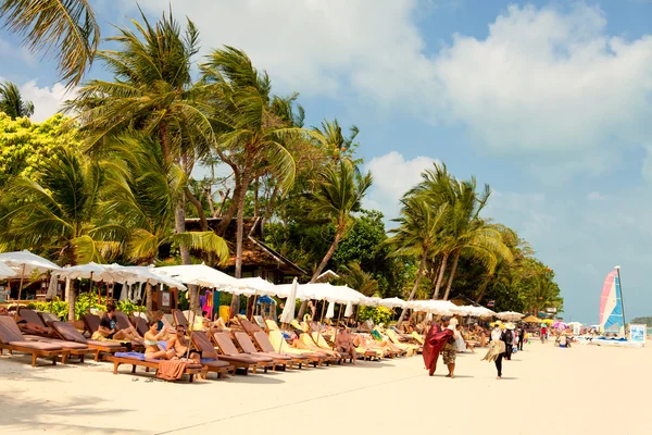 Chaweng Beach üzerinde yürüyen insanlar
