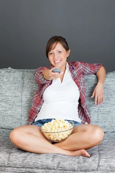 Mujer joven comiendo palomitas de maíz — Foto de Stock