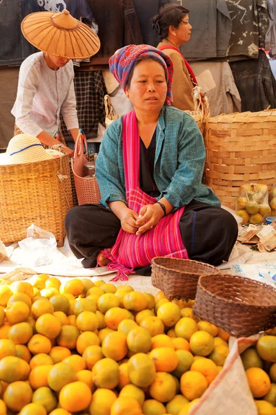 Donna birmana anziana che vende frutta — Foto Stock