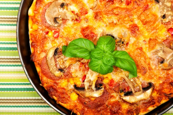 Kleine zelfgemaakte pizza — Stockfoto