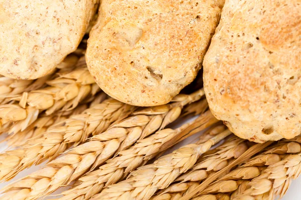 生の小麦を自家製のバゲット — ストック写真