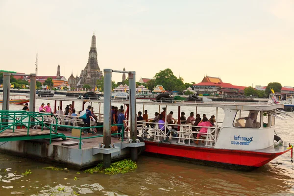 Boat crossing Chao Phraya River — Stock Photo, Image