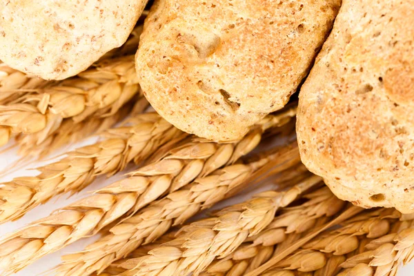 Baguettes caseros con trigo crudo — Foto de Stock